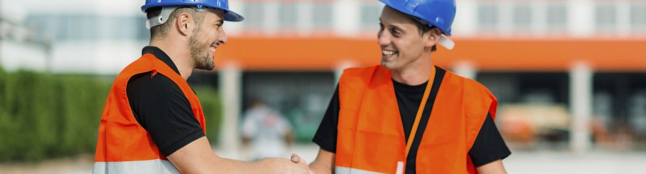 Photo de chefs de chantier prenants des décisions